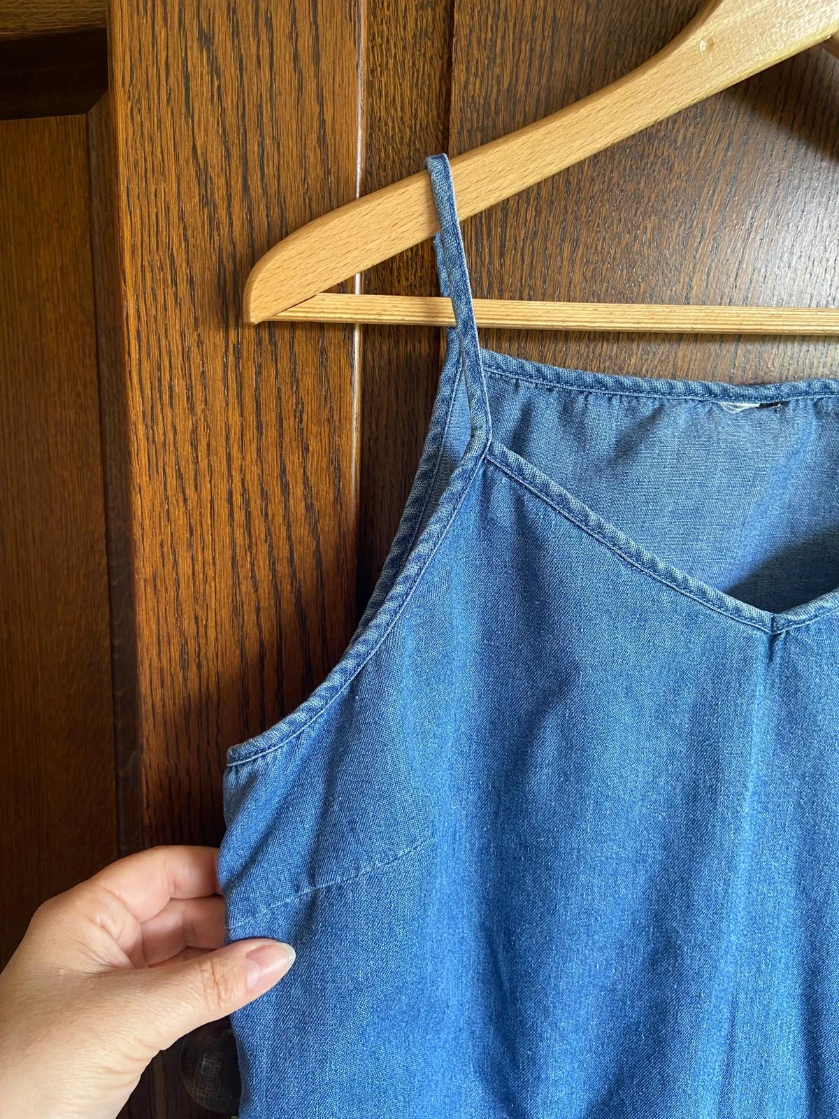 Vestido jeans de alças, bolso central, folgado. Tamanho M/L – photo 3